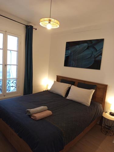une chambre avec un lit avec deux serviettes dessus dans l'établissement Calme, confortable et bien placé, à Nice