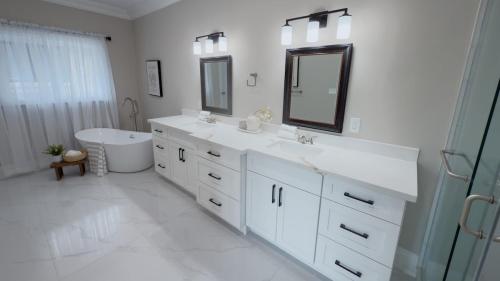 Un baño de Upscale Pickering Escape Near Lake & Dining
