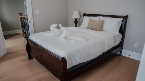 Cama o camas de una habitación en Upscale Pickering Escape Near Lake & Dining