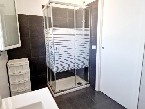 een douche met een glazen deur in een badkamer bij Vertigo in Casoria