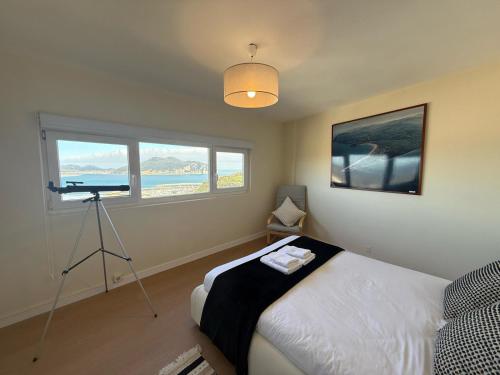 Un dormitorio con una cama y una cámara. en Amazing views in Laredo, en Laredo