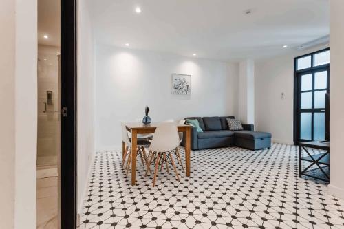 a living room with a table and a couch at Modern Lofts in Plaza De La Independencia in Panama City