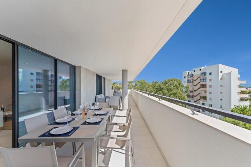 Luxury 3BR Sea Views, Pool, Sauna, Gym