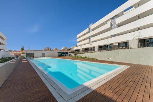 Luxury 3BR Sea Views, Pool, Sauna, Gym