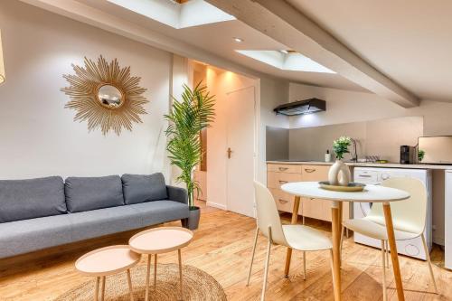 un salon avec un canapé et une table dans l'établissement Le Petit Tolstoï - Appart cosy 2pers, à Villeurbanne