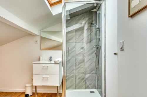 une salle de bain avec douche et lavabo dans l'établissement Le Petit Tolstoï - Appart cosy 2pers, à Villeurbanne