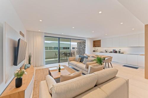 Luxury 3BR Sea Views, Pool, Sauna, Gym