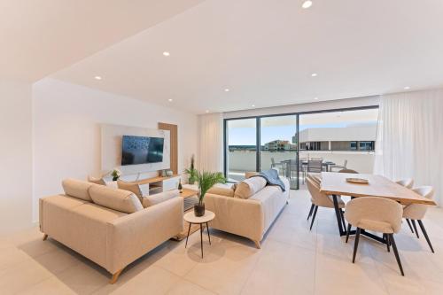 Luxury 3BR Sea Views, Pool, Sauna, Gym