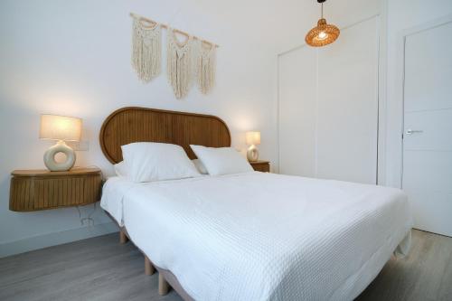 ein Schlafzimmer mit einem großen weißen Bett mit zwei Nachttischen in der Unterkunft GALIHOST - La Cala de Arousa in Vilagarcia de Arousa