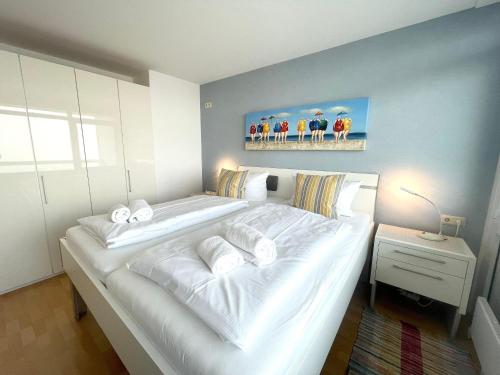 En eller flere senge i et værelse på Frische-Brise-FeWo-12-06