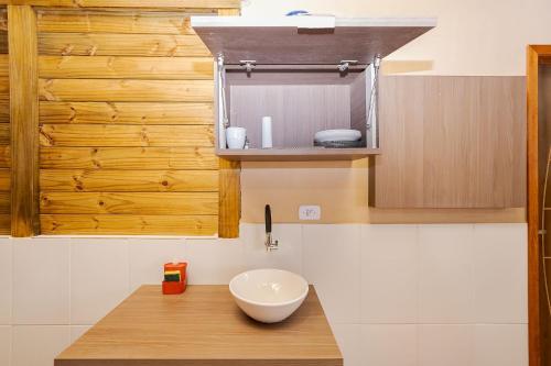 a bathroom with a sink and a bowl on a counter at Chácara Santa Rita - Campo Magro | Gonzaga Stays in Campo Magro