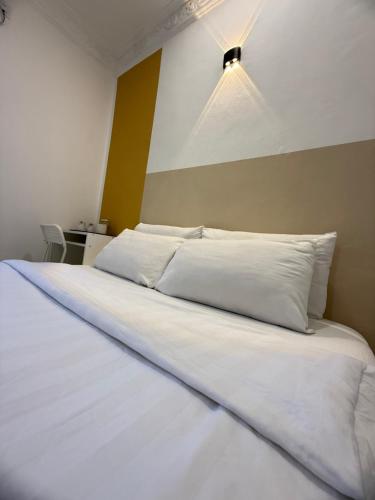 Postel nebo postele na pokoji v ubytování STANDARD ROOM-for 2Pax at Anggerik Impian Hotel