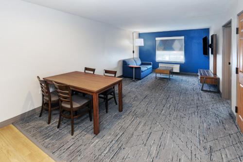a dining room with a table and chairs at Holiday Inn Express & Suites Tulsa S Broken Arrow Hwy 51 by IHG in Broken Arrow