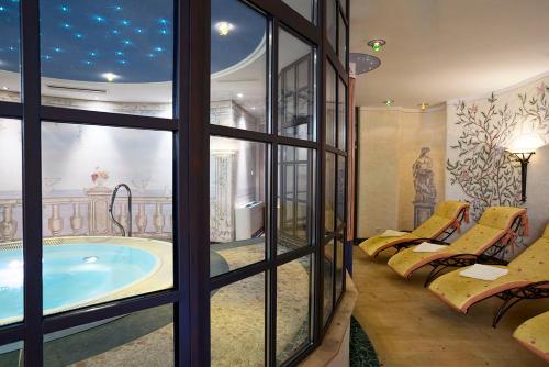 The swimming pool at or close to Hotel Auhof