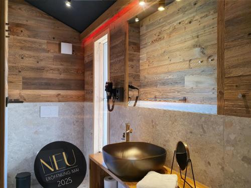 Bilik mandi di WerderChalet -- SEABREEZE -- Meerblick I Strand 150m I Sauna I eKamin I 2 Personen und Kind I by "Meyers am Meer"