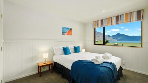 Una cama o camas en una habitación de Magic on Malaghan with Lake Views