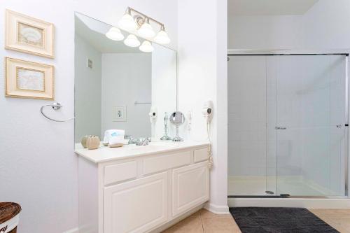 Et badeværelse på Gorgeous Apartment in Orlando at Vista Cay Resort VC5000