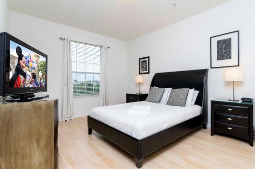 En eller flere senge i et værelse på Gorgeous Apartment in Orlando at Vista Cay Resort VC5000