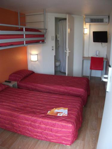 Una cama o camas en una habitación de Premiere Classe Biarritz
