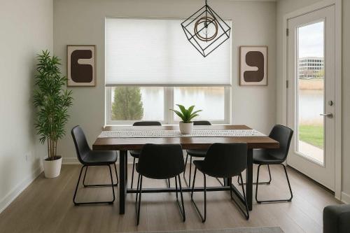 Un comedor con mesa y sillas y una ventana. en Spacious 4BR Home- Perfect for Groups WV1, en Warrenville