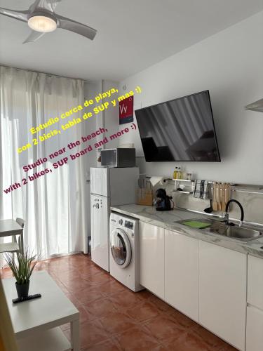 La Manga km 0, pisos estudios - planta baja - 100m de la playa - studio flats - ground floor - 100m from the beach, cada con bicis & tabla SUP, piscina & pádel & tenis & más - each with bikes & SUP board, pool & paddle & tennis & more