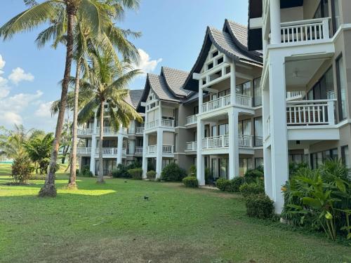 Taman di luar Private apartment at Allamanda II by Lofty