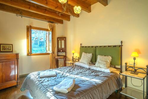Un dormitorio con una cama grande y una ventana. en Chalet a pie de pistas de la Molina, en La Molina