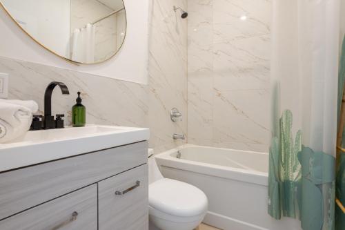Ένα μπάνιο στο Peaceful 1BR Getaway Near MTL Village