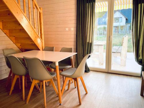 a dining room with a table and chairs at TuNaChill in Dziwnów