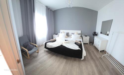 un dormitorio con una cama y una silla en 3 Apartamentos Omanai Tenerife sur, en Las Galletas