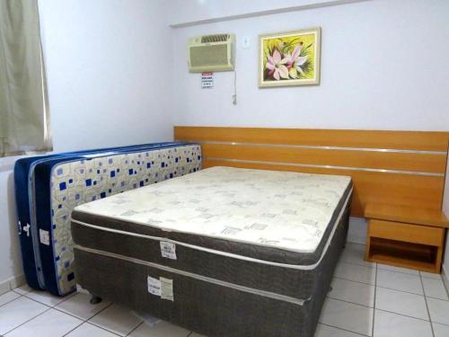 a bed in a hospital room with a mattress at Apartamentos Aquarius Flat in Caldas Novas