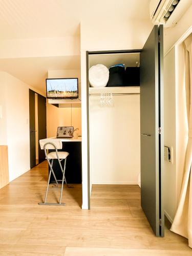 a small room with a desk and a chair at Syforme Keikyu-Kamata Residence in Tokyo