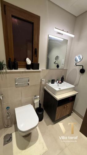 Bilik mandi di Villa Taraf Sifah