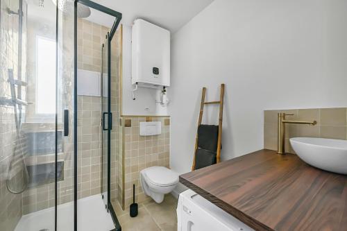 a bathroom with a toilet and a glass shower at Magnifique appart rénové La Défense Paris Gare 2Pers in Nanterre
