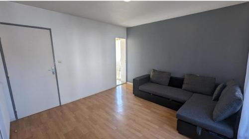 un salon avec un canapé et une porte dans l'établissement Damene, à Perpignan