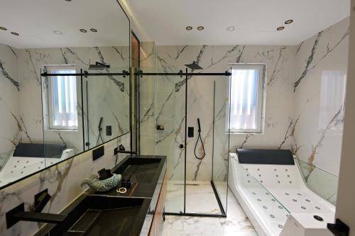 bagno con doccia e specchio di Luani-A spa & wellness center a Shkodër