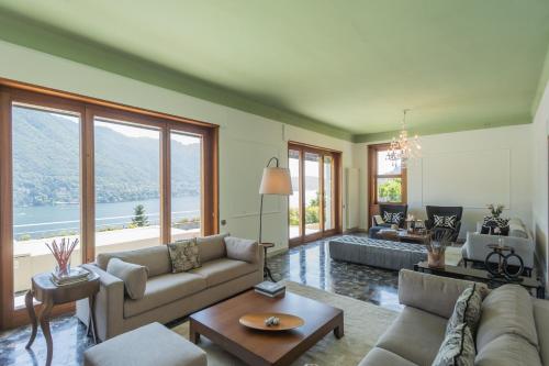 Χώρος καθιστικού στο Villa Chiara Lake Como with private garden by Rent All Como