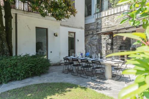 Κήπος έξω από το Villa Chiara Lake Como with private garden by Rent All Como