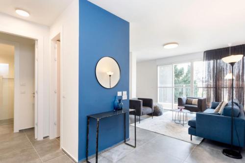 Posezení v ubytování Modern 2BR Apt w Private Parking in City Center by Sea N' Rent