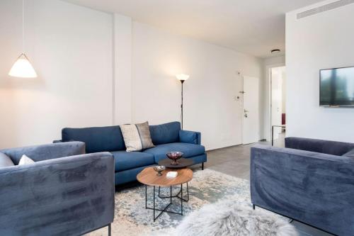 Posezení v ubytování Modern 2BR Apt w Private Parking in City Center by Sea N' Rent