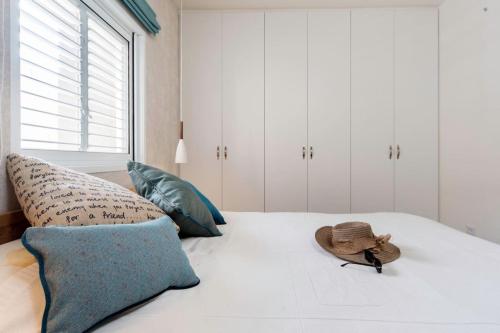 Postel nebo postele na pokoji v ubytování Modern 2BR Apt w Private Parking in City Center by Sea N' Rent