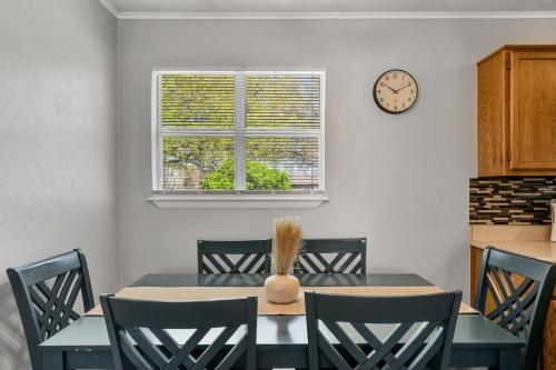 Φωτογραφία από το άλμπουμ του 5 Min to Fort Sill Military Base!-Free Hulu-work space-Fully equipped Kitchen σε Lawton