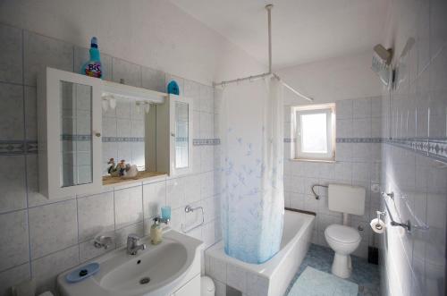 Ένα μπάνιο στο Apartments by the sea Postira, Brac - 12291