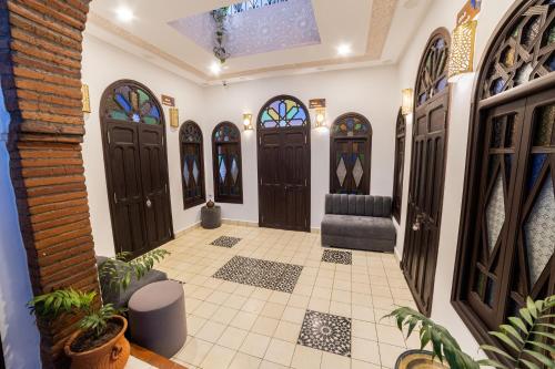 a hallway with two black doors and a couch at Iguana Azul in Chefchaouene