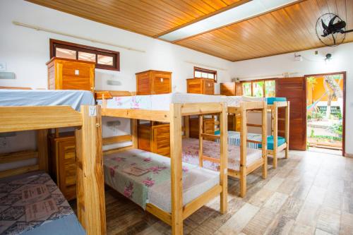 Двухъярусная кровать или двухъярусные кровати в номере HI Hostel Chapada