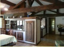 Zimmer mit einer Küche und einem Zimmer mit einem Bett in der Unterkunft Château Dudon in Barsac