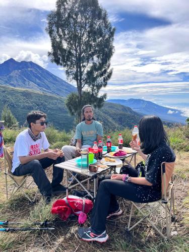 a group of people sitting at a picnic table at Padi Bungalow in Tetebatu