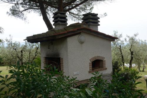 a bird house with a roof on top of it at Da Piero e Paola in Arezzo