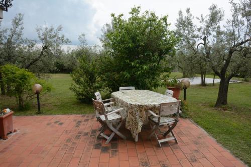 a table and chairs on a brick patio at Da Piero e Paola in Arezzo