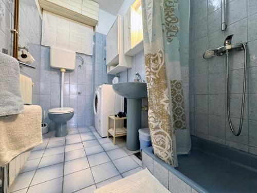 Ένα μπάνιο στο Apartments with parking space Silo, Krk - 18724